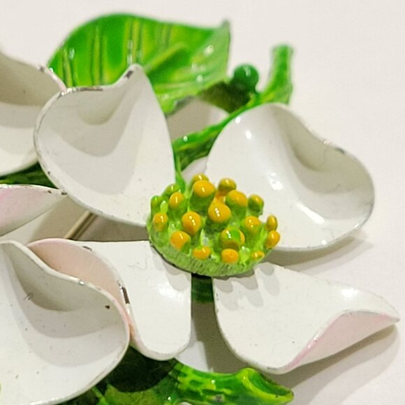 60s White & Green Enamel Dogwood Brooch 3 Flower Petal Pin Yellow Centers - Picture 4 of 11
